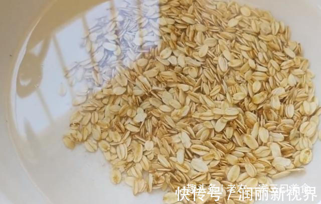 我家麦片从不熬粥，加1个鸡蛋，简单几步，出锅给肉不换，流口水