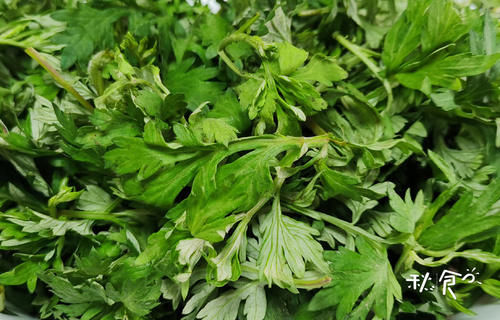 春天濕氣重，做饅頭用這碗“草汁”來(lái)和面，清香翠綠，好吃還養(yǎng)人