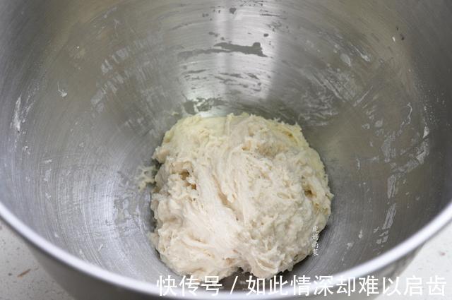 老式面包,放三天还香浓柔软,手撕着吃,配方很贵,适合家庭做