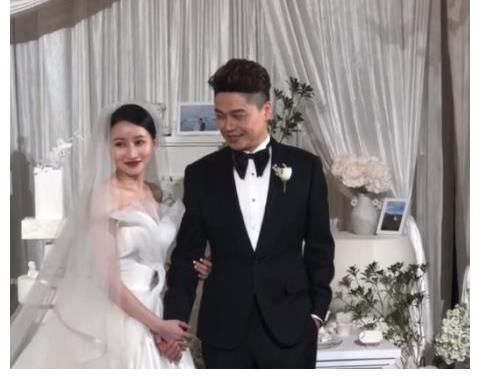 主持人沈濤制作“烤香腸花束”為妻子送上，網(wǎng)友：這狗糧吃飽了