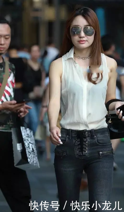 无袖衬背心配喇叭牛仔裤,简约的穿搭风,却给人一种个性美