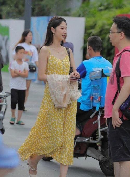 时尚|为了凸显自己的身材,姑娘把瑜伽裤穿上了街头,时尚百搭!