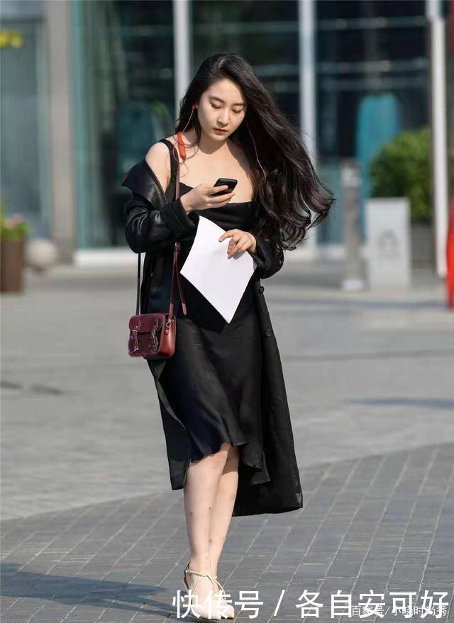 冬天最火的黑系穿搭,方领加皮质风衣,让你美丽又不寒而栗