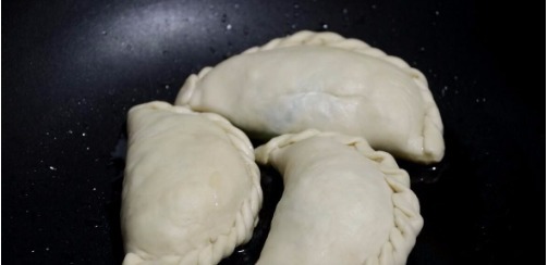 韭菜盒子这么做,薄皮大馅,简单一个步骤韭菜不出水,越吃越香