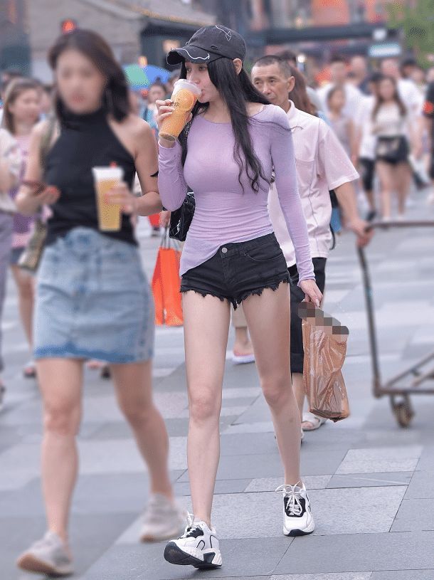 牛仔 紫色紧身秋衣搭配黑色牛仔热裤,美女这身装扮十分吸睛