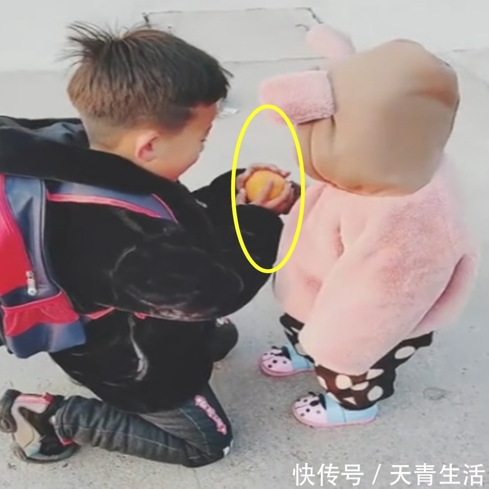 两人|大风天妹妹也坚持要接哥哥放学,两人见面后,这一幕幕也太暖了