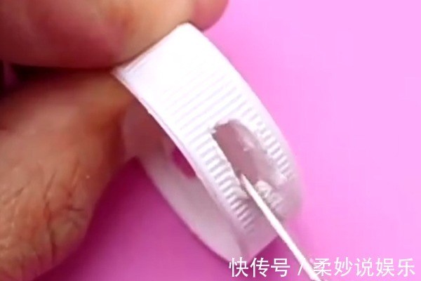 塑料|塑料瓶盖上插2根筷子,解决了家家户户的大难题,学会受用一生!