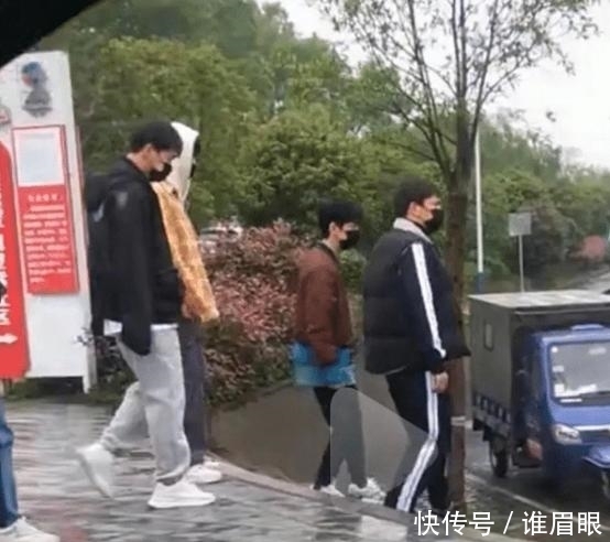 《向往6》最新路透曝光,何炅杨紫等一家6口出街,在线砍价购物