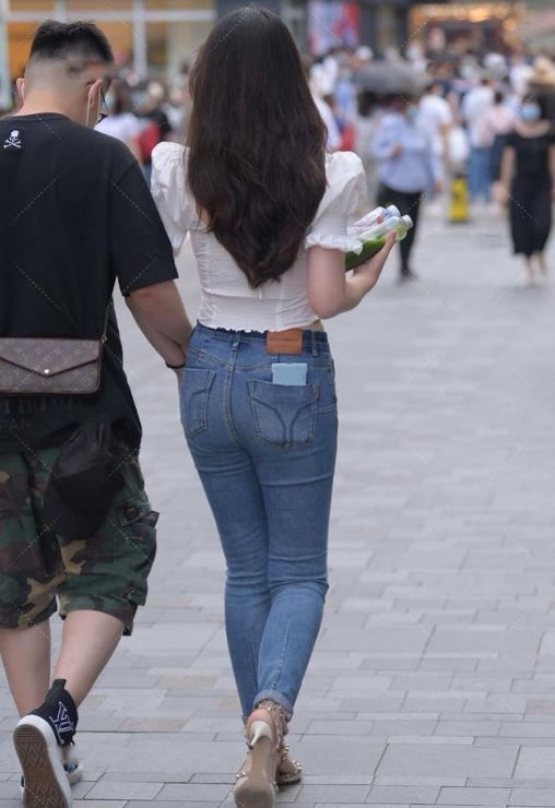 穿搭 墨绿色的无袖上衣,搭配黑色九分裤,整体给人简单清爽利落感觉