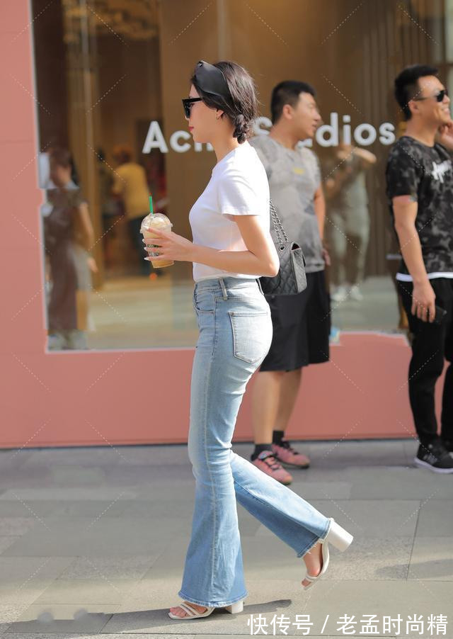 喇叭裤|浅蓝色牛仔喇叭裤搭配白色T恤,清新时尚,但是不失复古美感