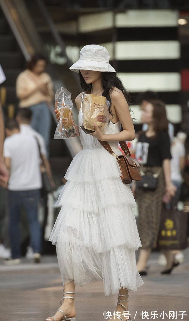 搭配 连衣裙的穿搭也可以先锋有个性,要讲究色彩搭配,时髦又个性