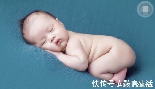 小宝|新生儿应该多躺还是多抱,新手妈妈别做错了,对宝宝影响很大!