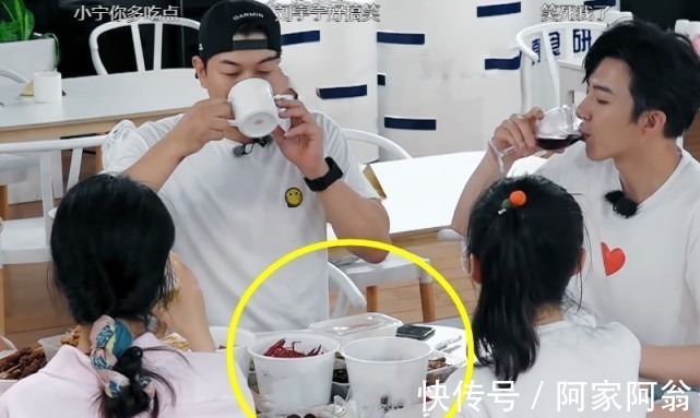 中餐廳第一次點(diǎn)外賣,當(dāng)注意到桌子上的外賣單,是我沒見過世面了