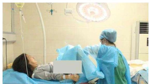 痛苦|产妇顺产时,突然挣扎大声喊“啥东西夹到俺了”,医生:吓了一跳