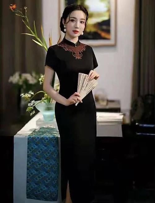 中年女人开春穿什么？当然是旗袍最漂亮了