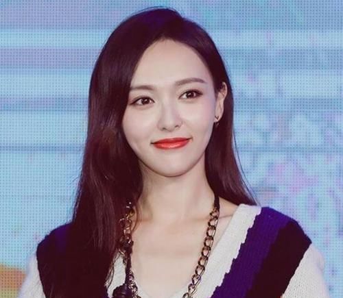 波波头|圆脸女孩一定要拒绝中分,显脸大还俗气,这几款发型才适合你