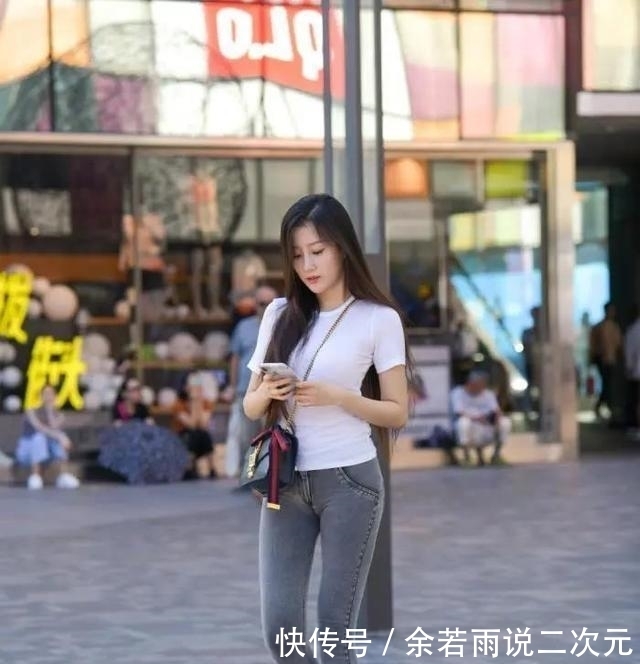 短袖|白色优雅短袖搭配灰色经典打底裤,重要很关键,搭配技巧
