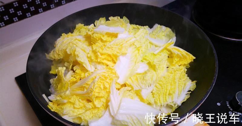 天冷了，多给家人做此鱼吃，刺少肉嫩营养高，和白菜一起炖最香！