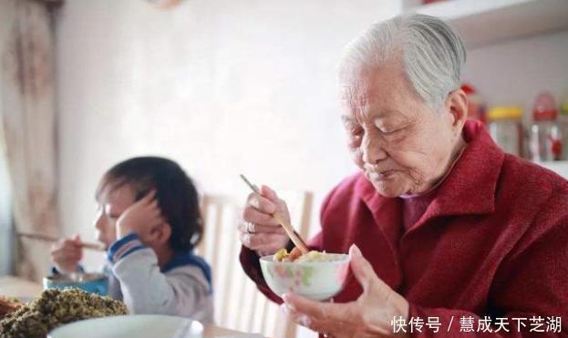 啃老|“新型啃老”悄悄出现,很多父母还没察觉,总以为孩子很孝顺!