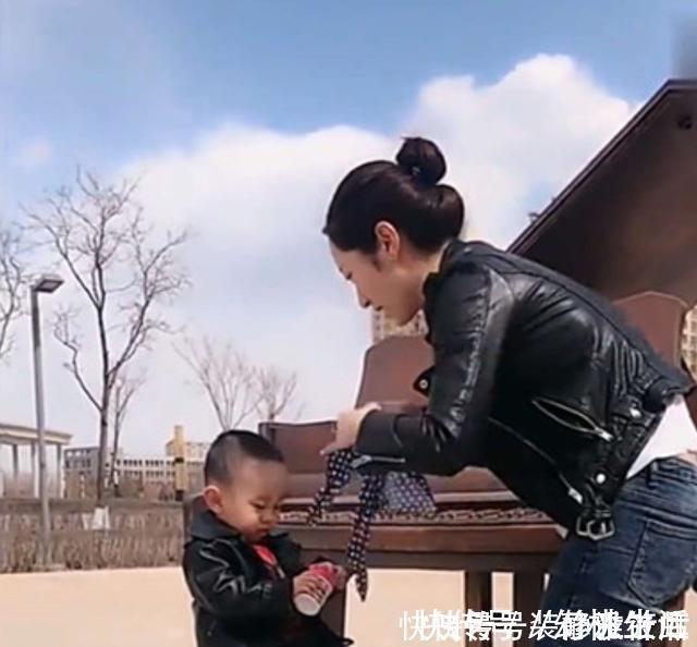 弟弟|姐弟相差20岁,一出门就这画面,妈妈看到忍不住笑了