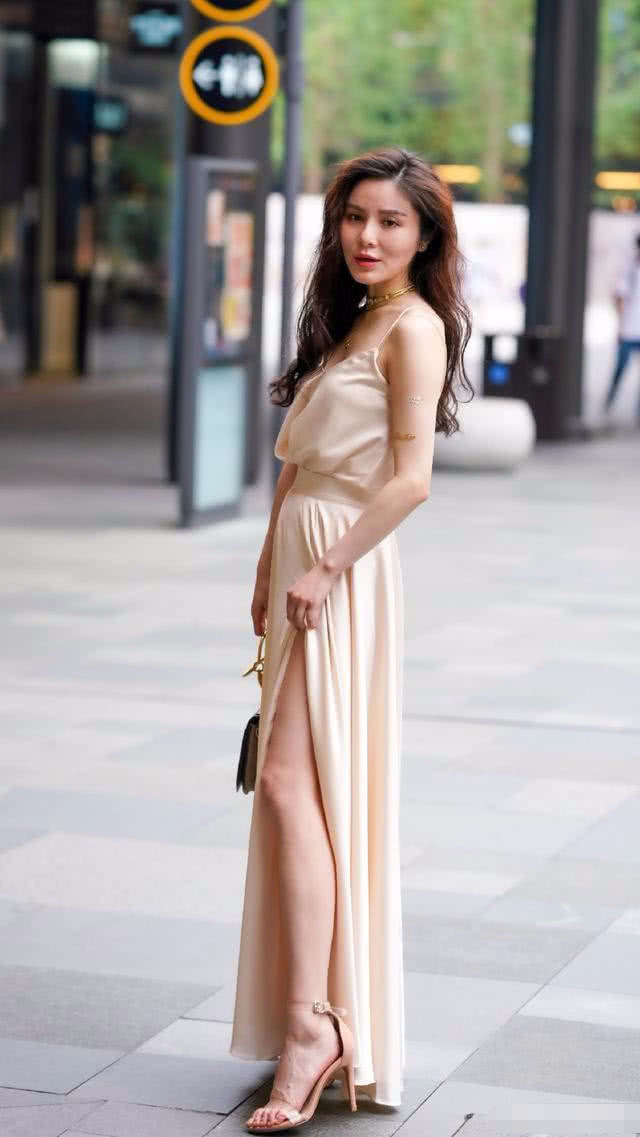 美女穿两件套裙子,搭配一字带细跟凉鞋,穿出优雅唯美的时尚效果