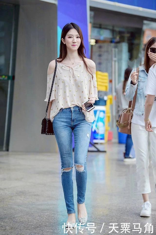 拥有|街拍美女拥有完美的身材比例,穿着帅气与性感集于一身,尽显女性风采