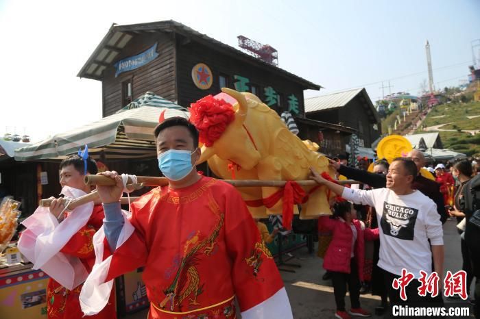 重庆近郊游人气旺：大年初一 “摸金牛”抢福气