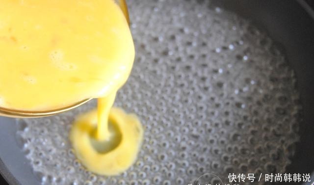 我家炒鸡蛋从不放油，加入一碗水，炒的鸡蛋鲜嫩又好吃，味道绝了