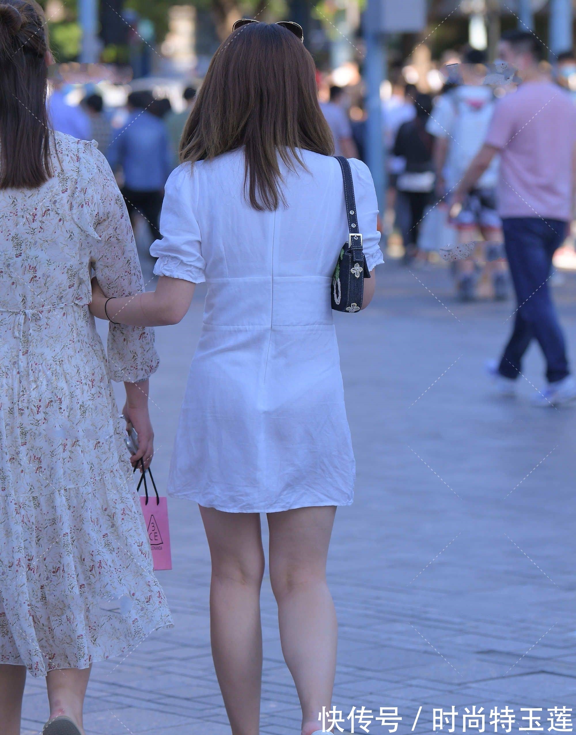 v领 深V字领白色连衣裙,简单大方,凸显成熟气质