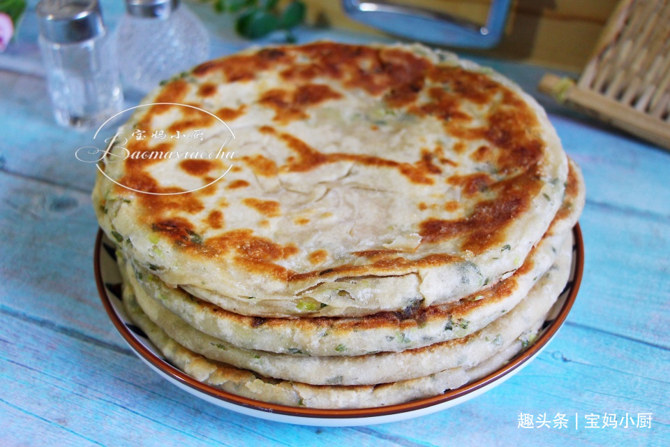 烙葱花饼,直接放葱花你就错了,多一步,立马香味扑鼻,老好吃了