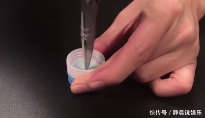 马桶|马桶堵塞,别再花钱请人疏通了,只需2个塑料瓶,教你轻松通马桶