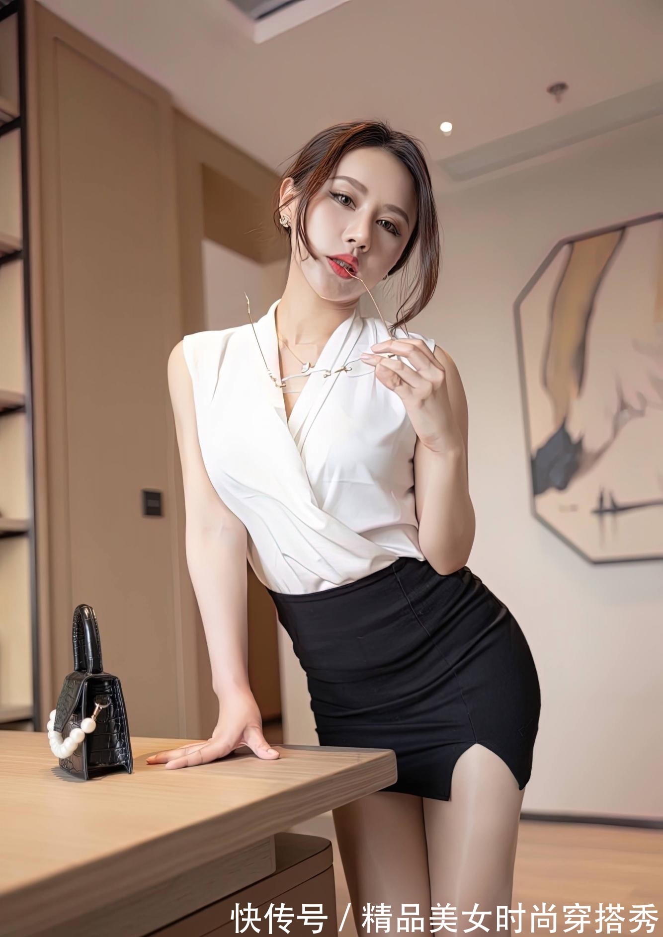 耐看 黑与白的搭配一直备受职场女性的喜爱,经典耐看