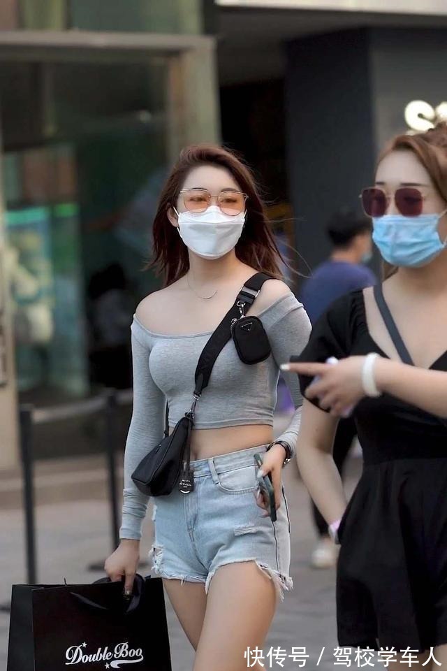 热裤 灰色时尚露腰上衣搭配浅蓝色碎边热裤,搭配得体,搭配也比较时尚!