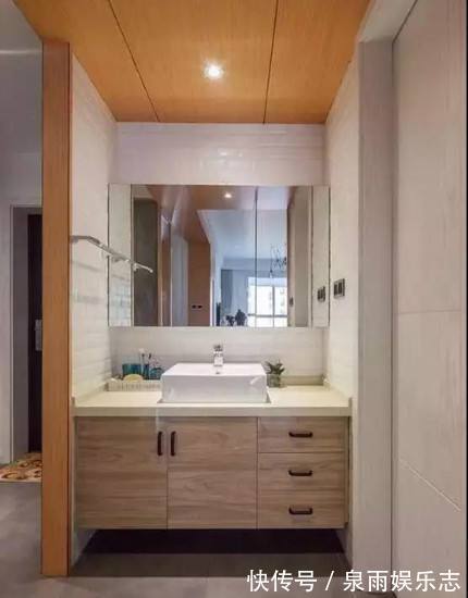 马桶|卫生间布局装错影响很大！一人在里边上厕所，全家人在外等着洗漱