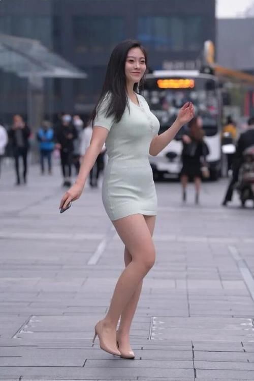 手袋 绿色小V领连衣裙,展现出“S型身材”,白色时尚手提包,简约大方