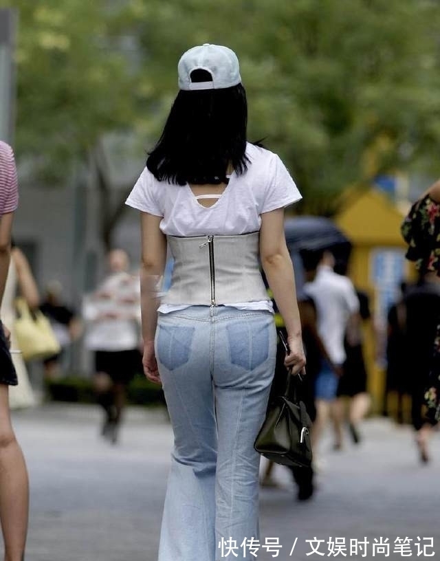 女性|穿着舒适休闲的紧身牛仔裤,散发出女性的成熟气质!