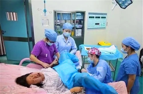心理准备|生完小孩后,医生如果再次把手伸进产道,可能是在救产妇