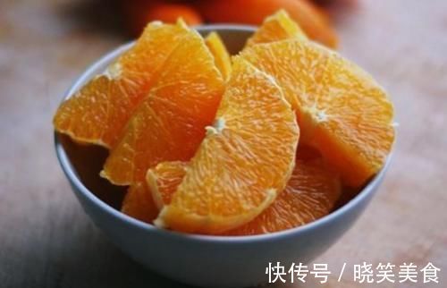 橙子怎么挑？记住买肚脐小的！学会几招小技巧，更容易买到甜的