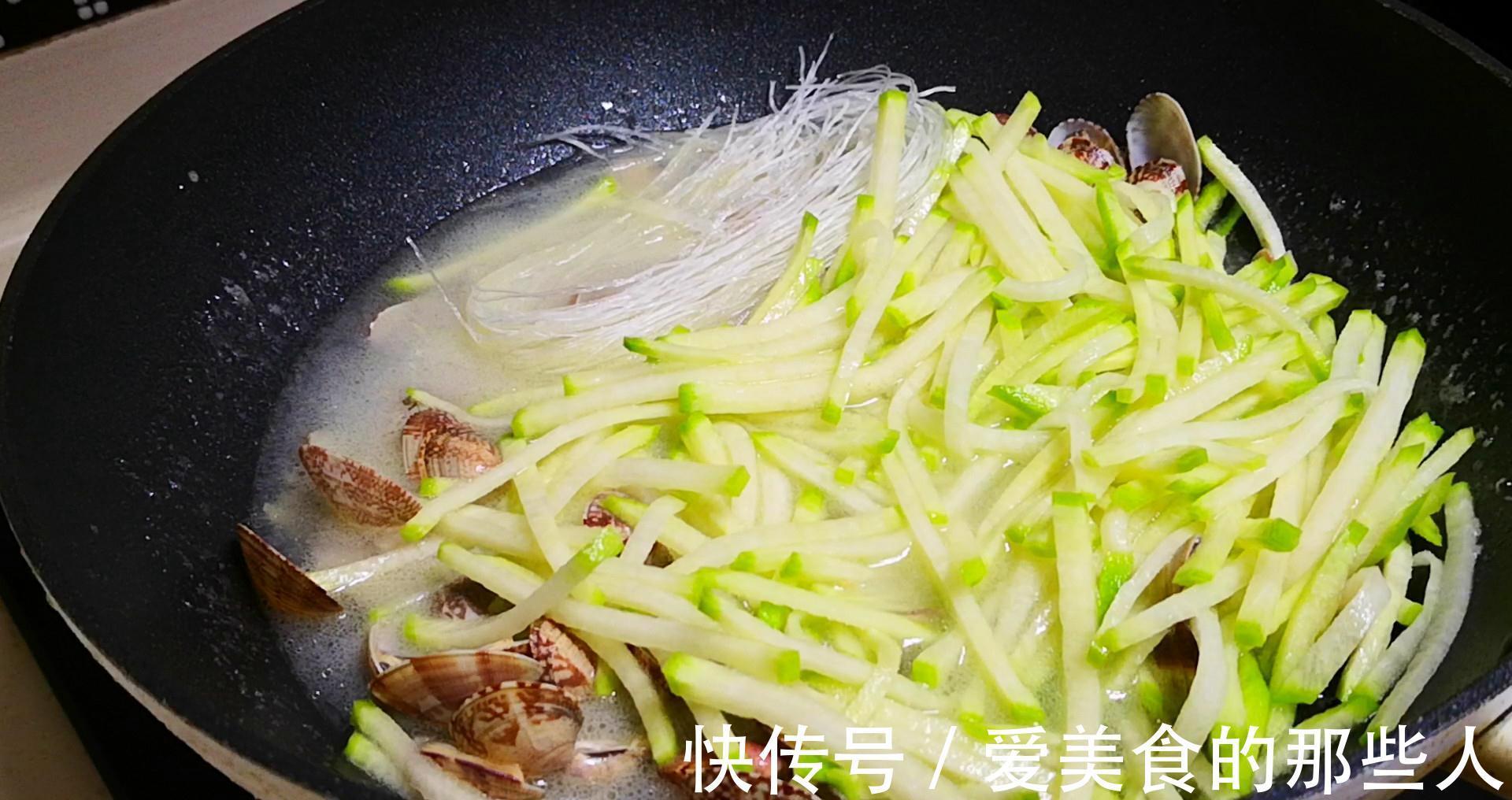 天冷了，多给家人做这汤，汤汁浓白营养足，热乎乎一大锅，太香了