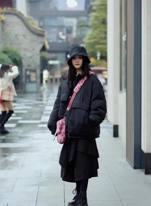 现在流行把“大衣”当成裙子穿，学会这几种组合，保暖时尚一手抓