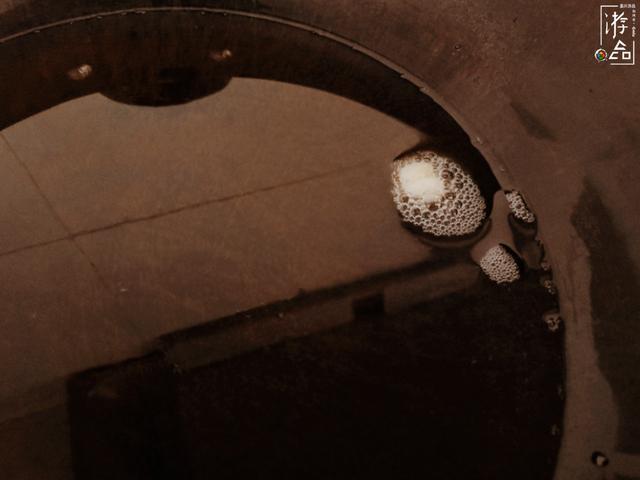 在家炸油条详细解析提前一天用温牛奶和面,下锅前必须使劲拉扯