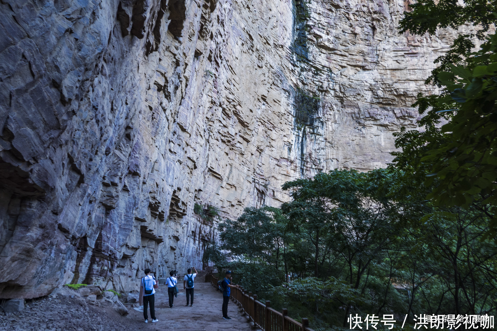 世界最大的天然回音壁在哪里打卡赞皇嶂石岩，丹崖翠壁风光无限