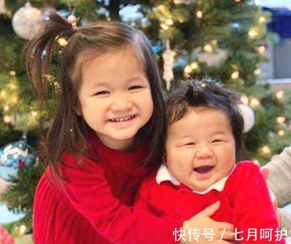 抱抱|二胎宝宝求抱抱,姐姐的处理方式让宝妈心头一热,网友:太幸福了