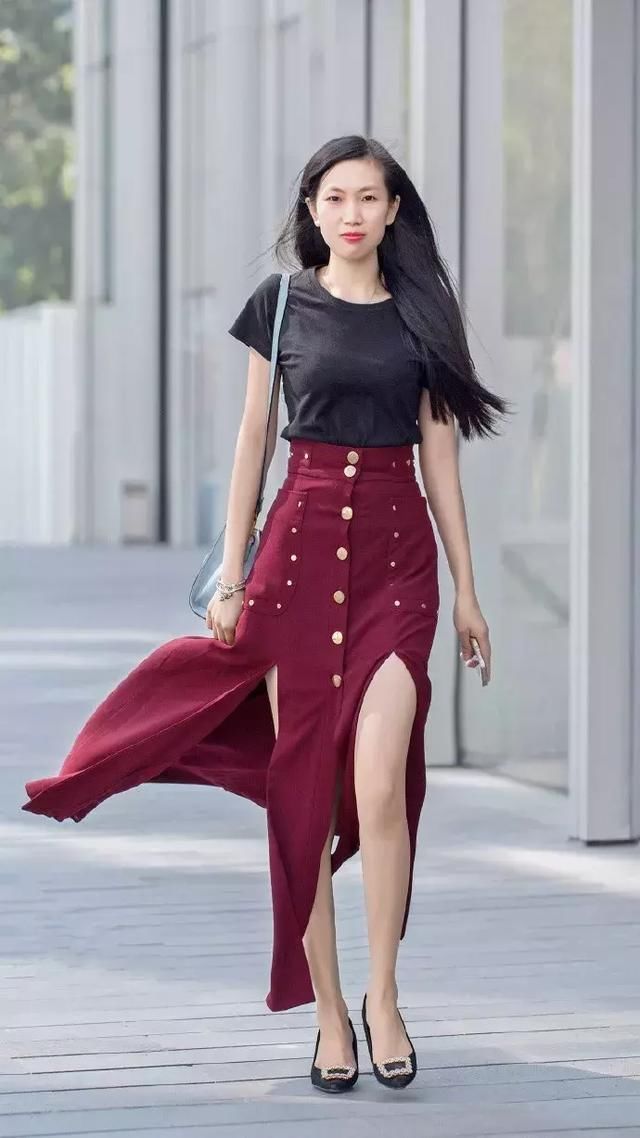 深灰色|街拍小姐姐外搭黑色休闲T恤配上深灰色牛仔热裤,少女感十足