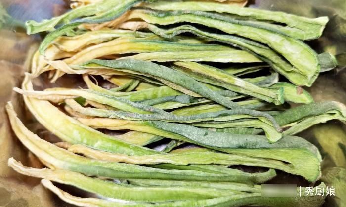 入冬后，吃此菜正当季，买上30斤，简单一晒一腌，脆嫩爽口真好吃