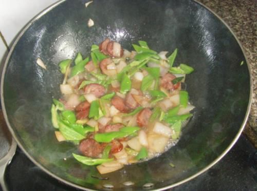 炒腊肠前，该不该用水先煮一遍？一直傻傻不明白，难怪肉柴没腊味