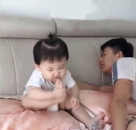 哥哥|宝宝抬脚让哥哥闻闻,哥哥假装被熏晕,宝宝随后的反应萌翻,可爱