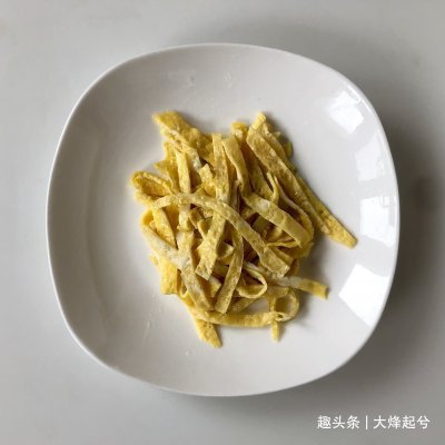 适合夏天的五彩凉拌鸡丝鱼面，低脂低卡，清爽好吃不油腻