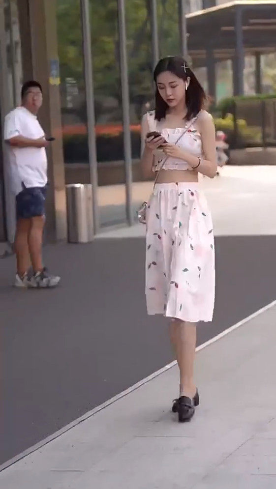 少女|街拍时尚少女卡通套装出街穿搭,尽显少女满满俏丽可人