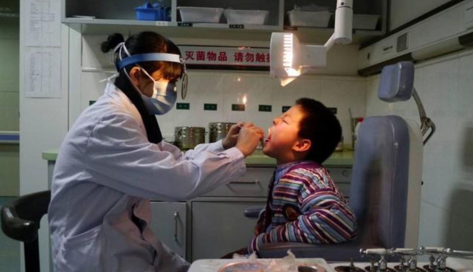 b4岁孩子被鱼刺卡喉,妈妈用这个方法'取刺',医生:优秀的父母